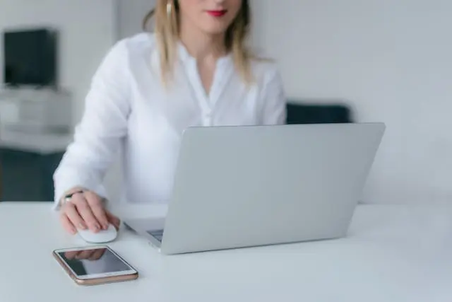 Profesional registrándose en la aplicación Imagen de alguien usando una notebook